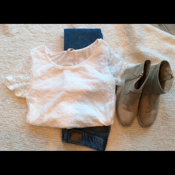 Cream top with delicate crochet design - Picture 4 of 4